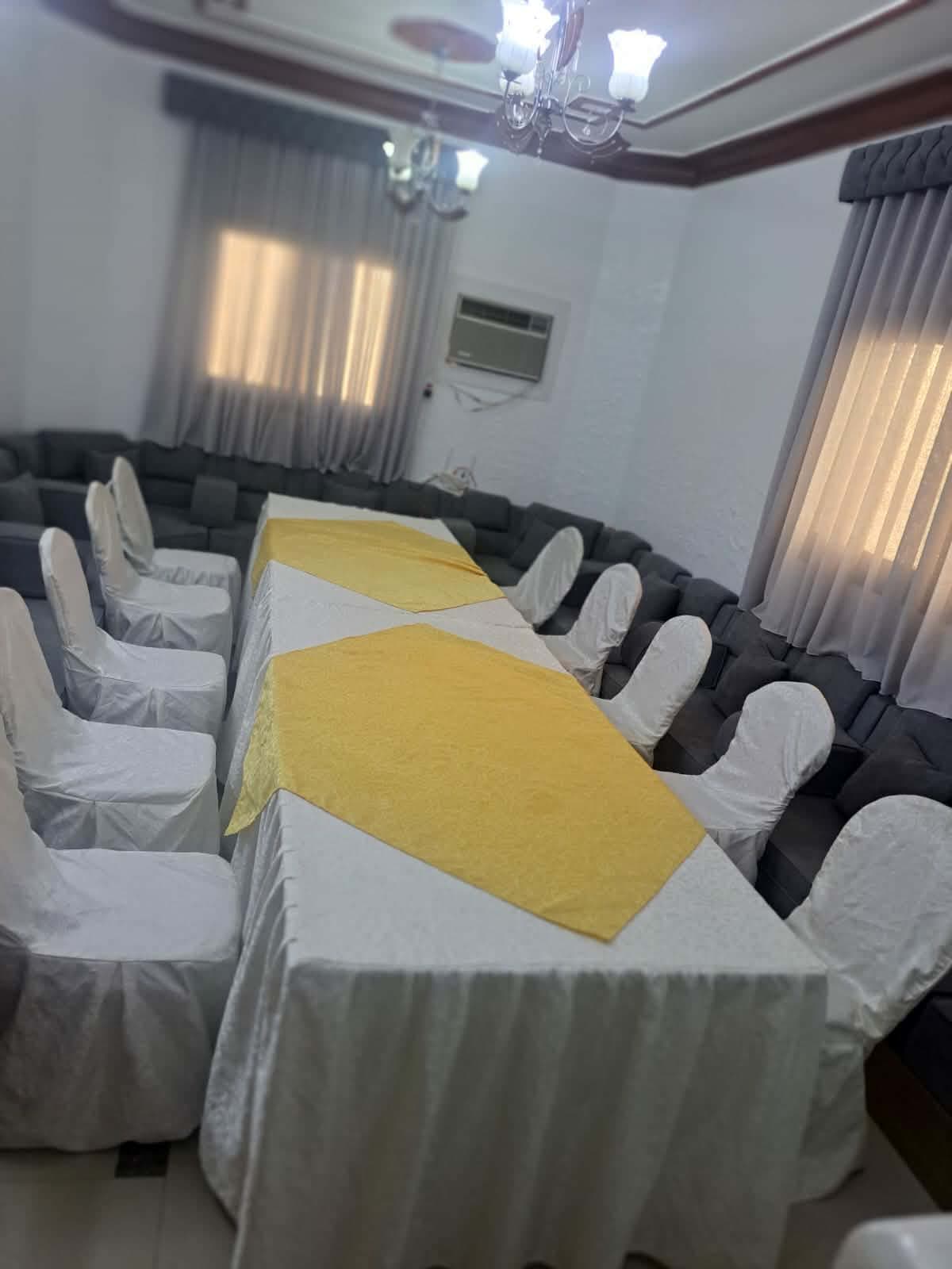 الكراسي والطاولات الزجاجية الفاخرة