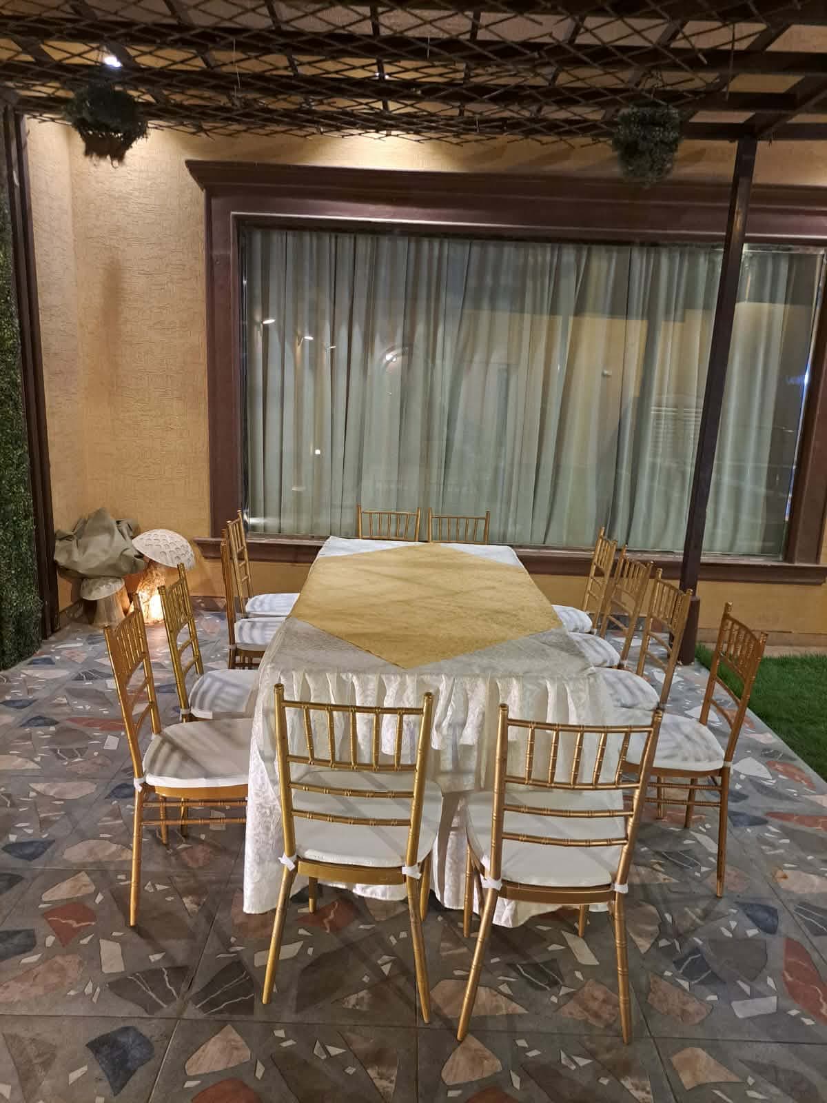 كراسي وطاولات زجاج