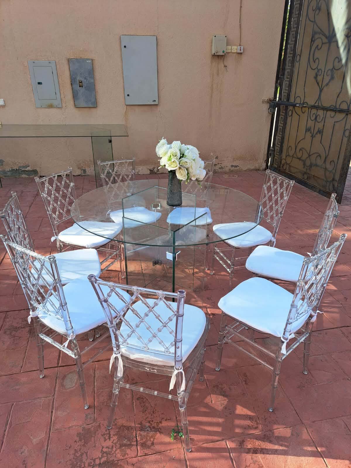 كراسي وطاولات زجاج