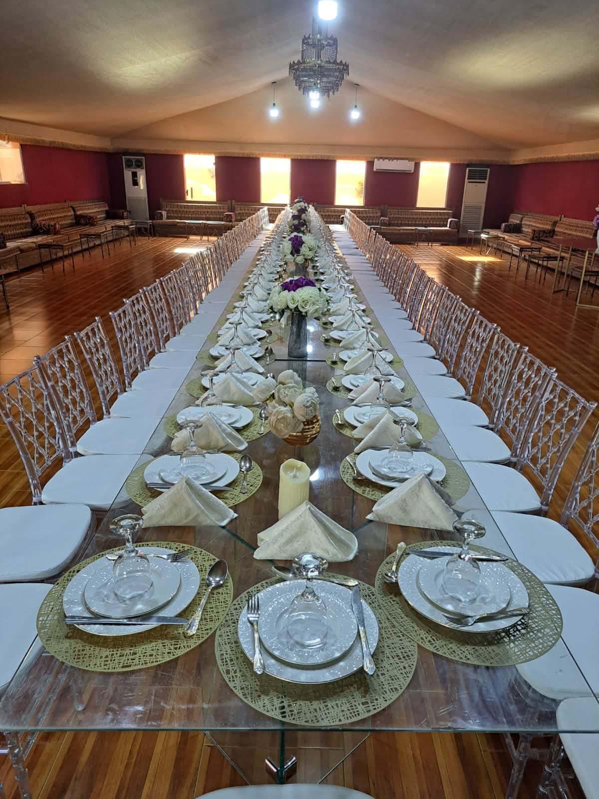 كراسي وطاولات زجاج