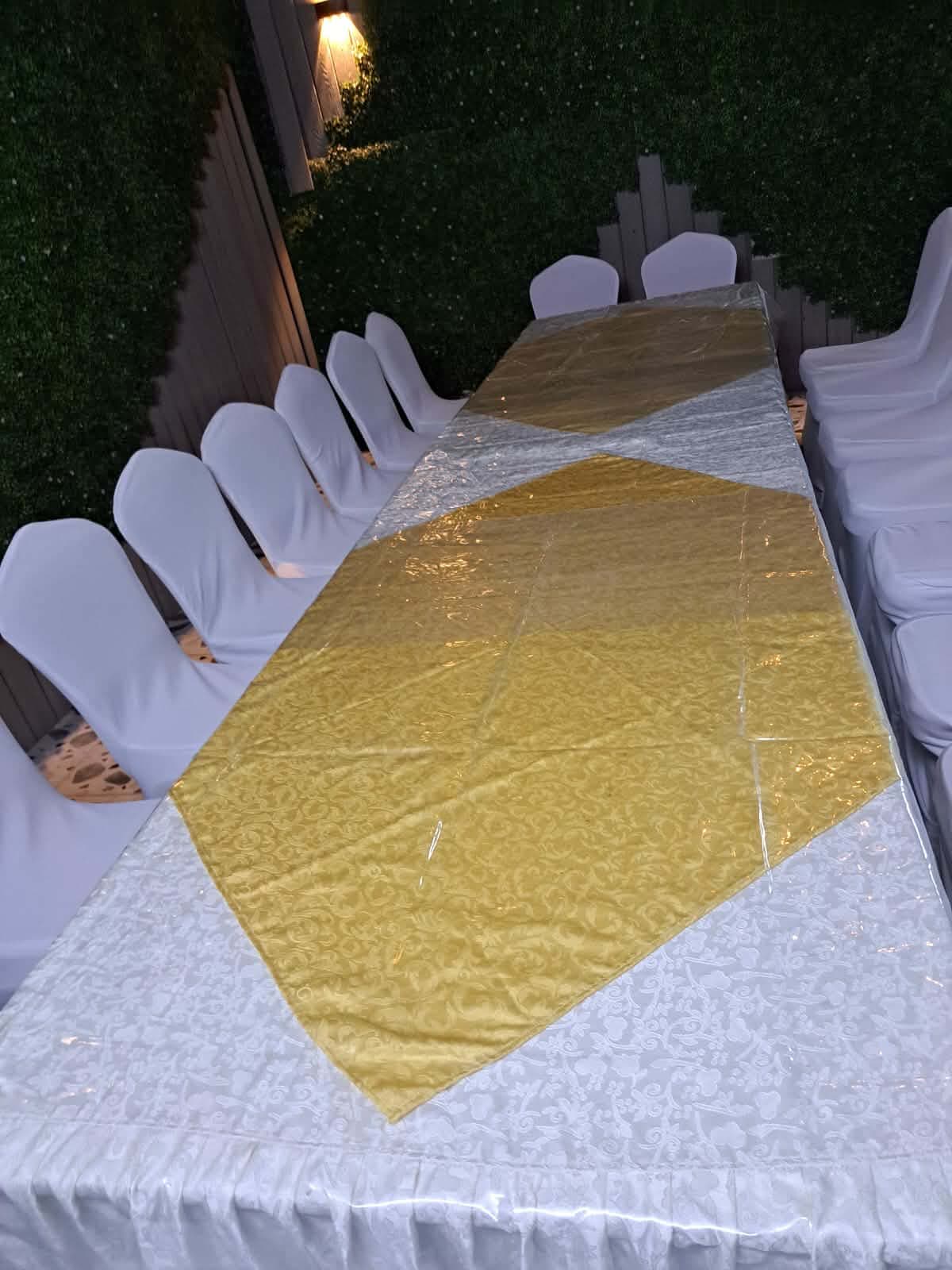 كراسي وطاولات زجاج