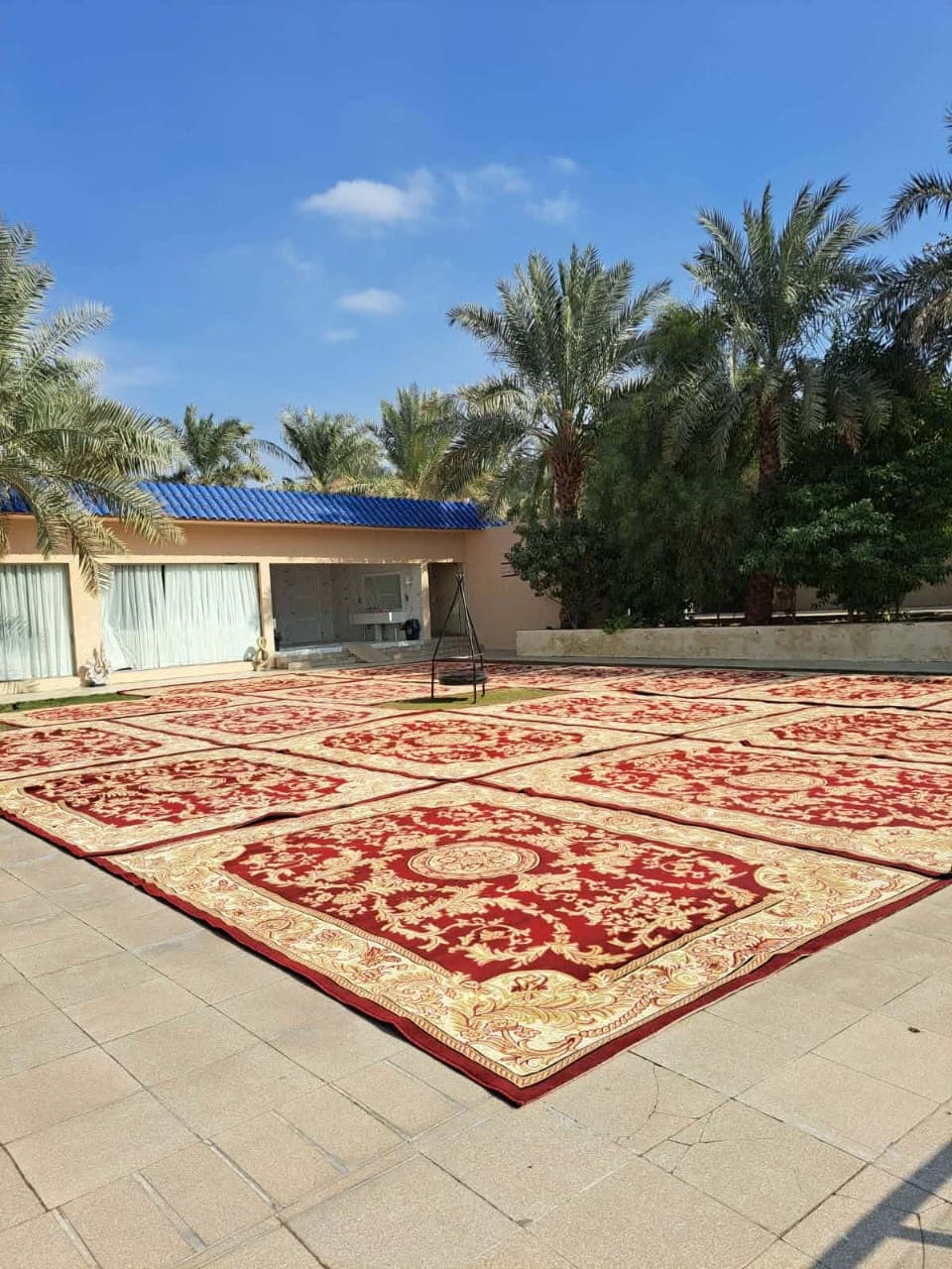 سجاد أحمر وزل ملكي