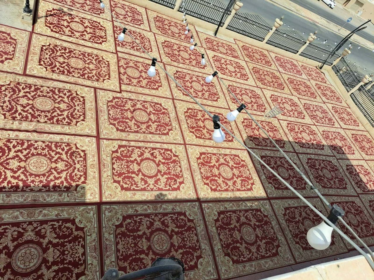 سجاد أحمر وزل ملكي